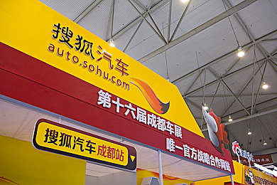 金卡戴珊和rayj口胶:名媛巨星联手,时尚互动游戏来袭-2