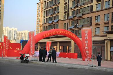 老女人扒开下面添:“老女人”独特姿势,挑战女性困境-2