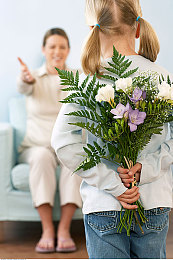 老女人扒开下面添:“老女人”独特姿势,挑战女性困境-4